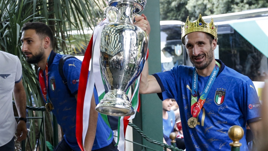 Cận cảnh: Dàn sao ĐT Italia mang cúp vô địch EURO trở về Rome