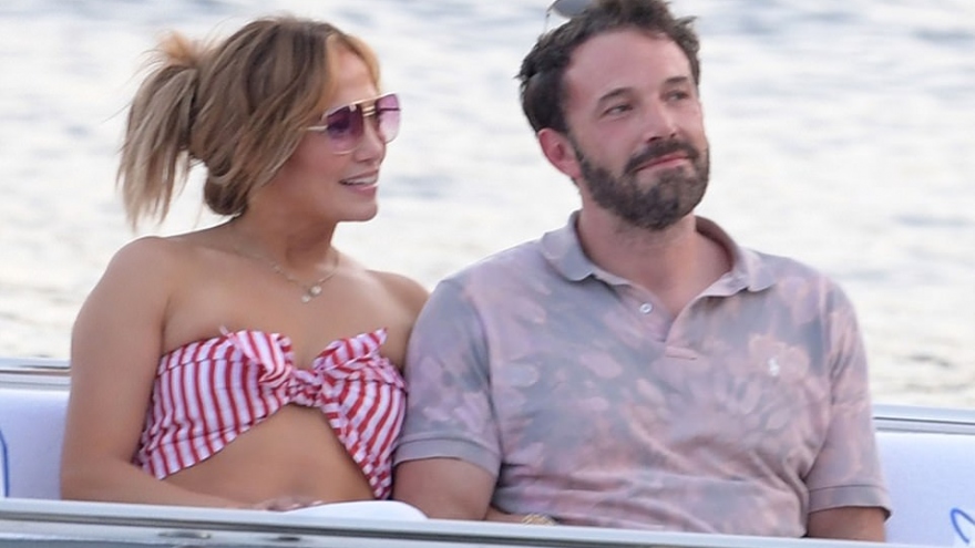 Jennifer Lopez và bạn trai Ben Affleck hẹn hò ăn tối lãng mạn trên du thuyền