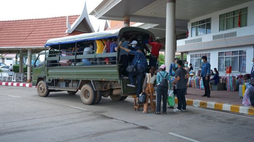 Lào tăng thời gian giám sát y tế đối với lao động nhập cảnh