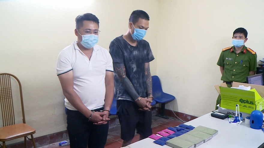 Sa lưới khi đang mua bán 4 bánh heroin, hơn 2.600 viên ma túy