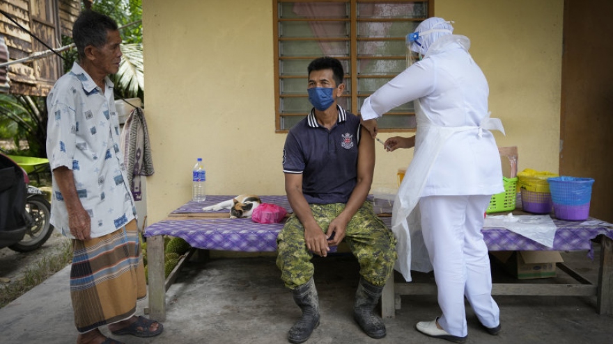 Tê liệt vì Covid-19, Malaysia tăng tốc chiến dịch tiêm chủng