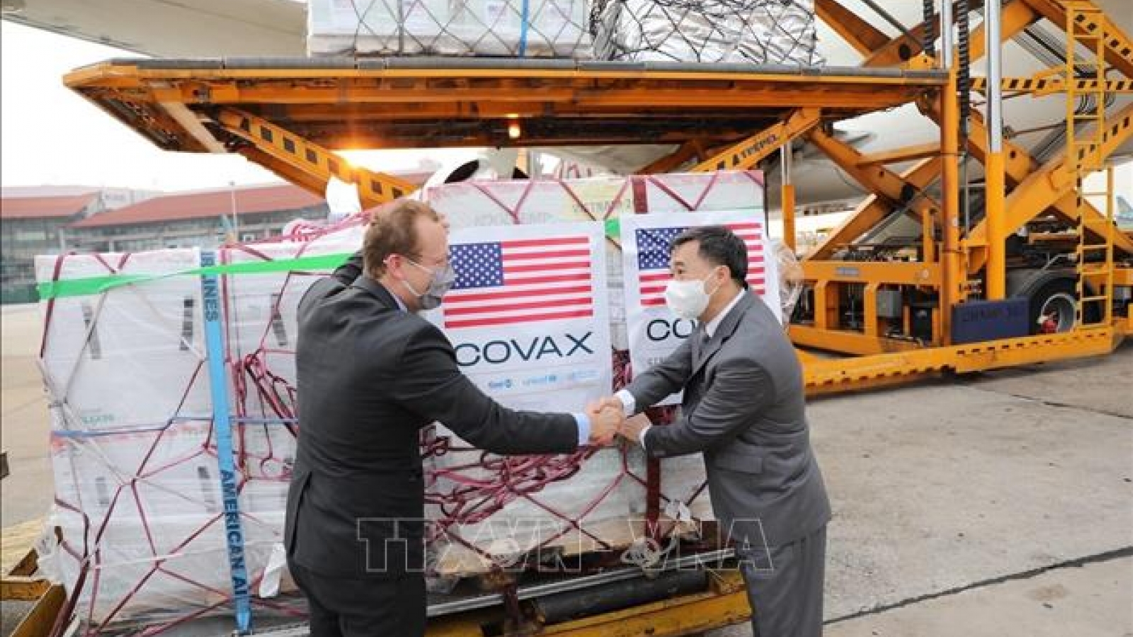 1.5 million doses of Moderna vaccines arrive in Vietnam