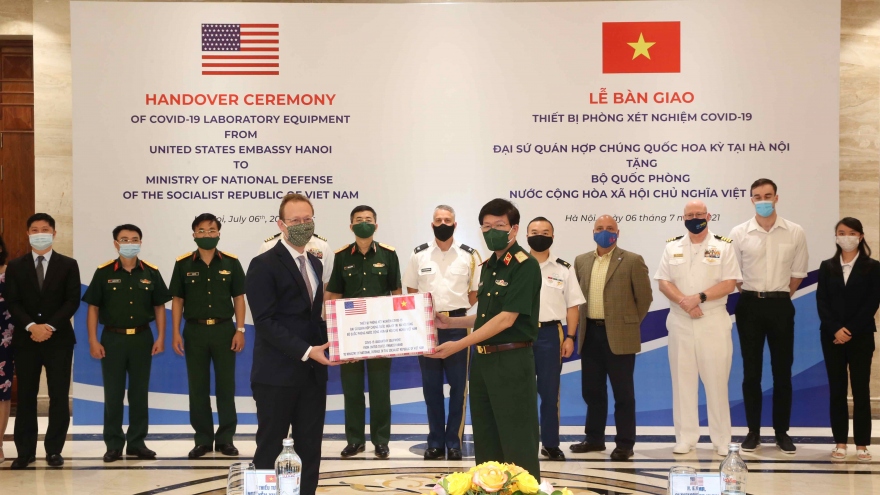 Quân đội Mỹ hỗ trợ thiết bị xét nghiệm COVID-19 cho Việt Nam