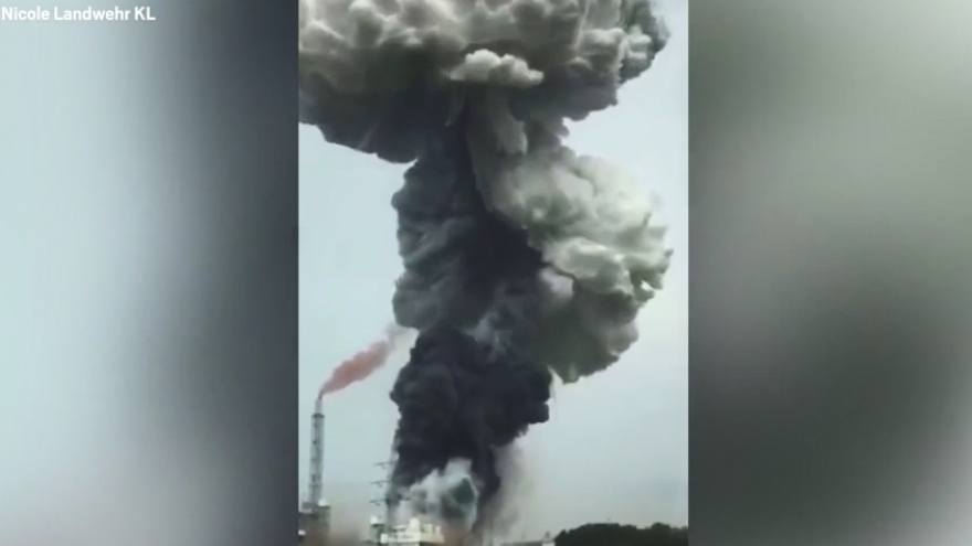 Video: Đám mây khói khổng lồ cuộn lên bầu trời Đức trong vụ nổ lớn tại nhà máy hóa chất