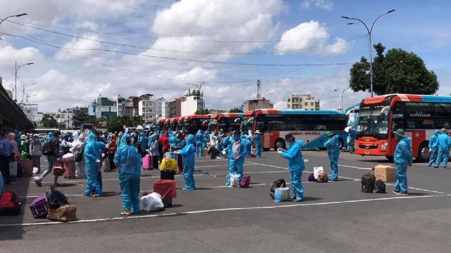 Hàng trăm người từ vùng dịch về Quảng Ngãi bằng xe máy mỗi ngày