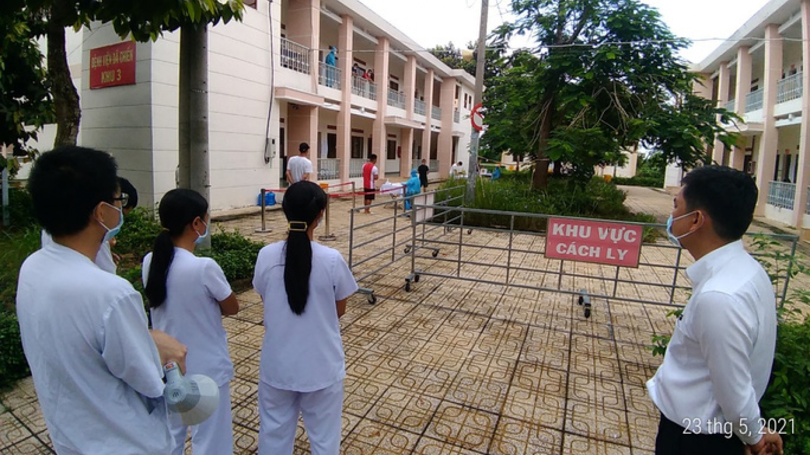 HCM City hotspot converts apartment buildings into field hospitals 