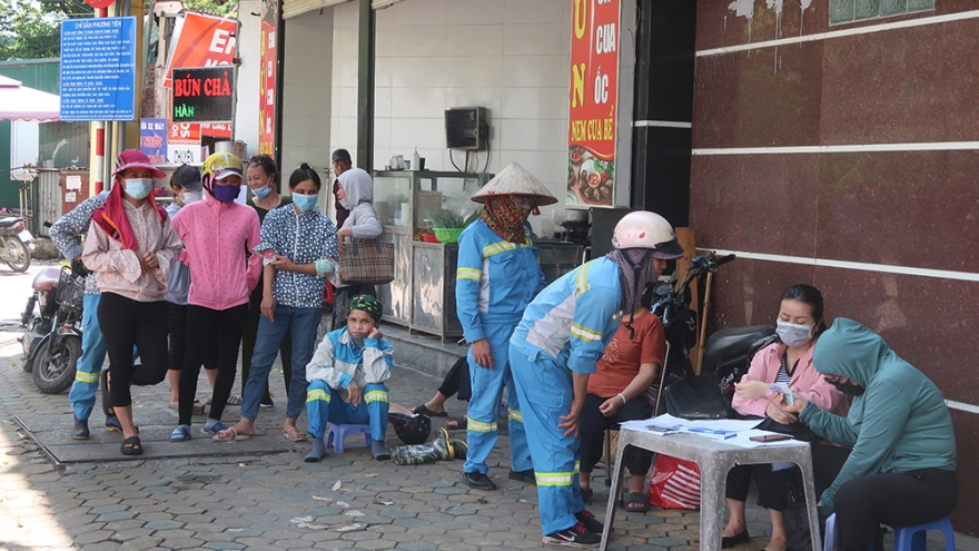 Hoàn thành chi trả nợ lương cho công nhân vệ sinh môi trường