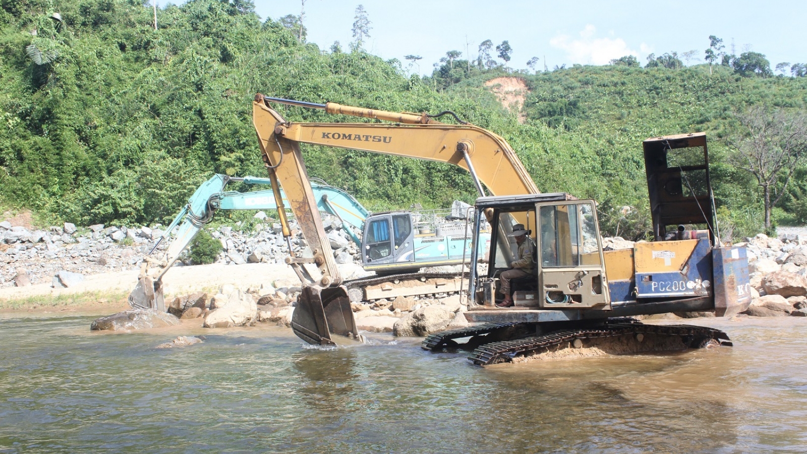 Mở đường tiếp cận bãi bồi số 3 tìm kiếm nạn nhân tại thuỷ điện Rào Trăng 3