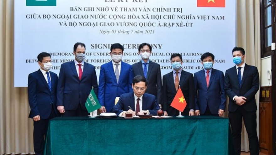 Vietnamese, Saudi Arabian foreign ministries sign MoU on political consultation