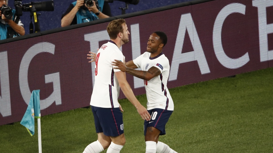 Sterling đi vào lịch sử khi “dọn cỗ” cho Harry Kane ghi bàn