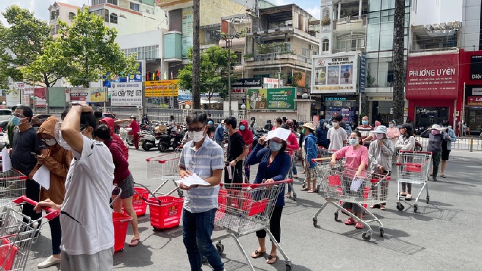 HCM City sees locals flock to stock up on supplies
