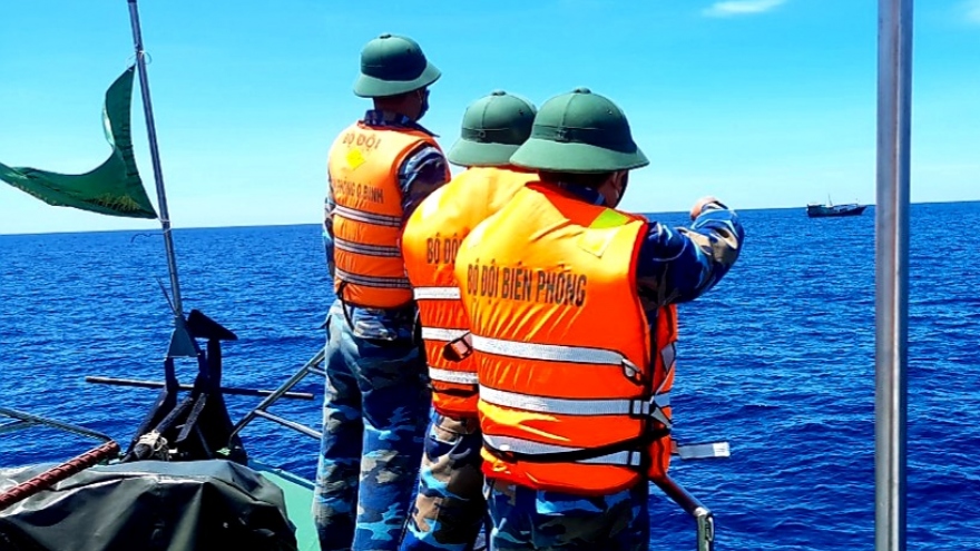 Bộ đội biên phòng Quảng Bình đuổi tàu nước ngoài ra khỏi lãnh hải Việt Nam