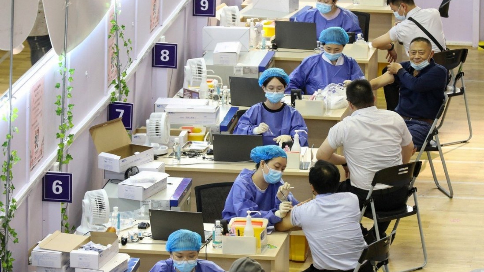 Tranh cãi về mũi vaccine Covid-19 thứ ba khi các biến thể mới ngày càng lây lan rộng