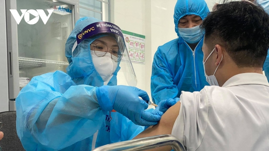 Những công dân đầu tiên của Hà Nội được tiêm vaccine trong chiến dịch tiêm chủng