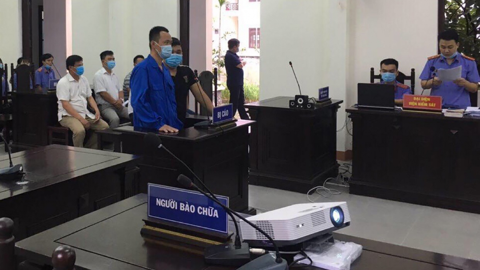 18 tháng tù cho tài xế xe Chín Nghĩa chống người thi hành công vụ