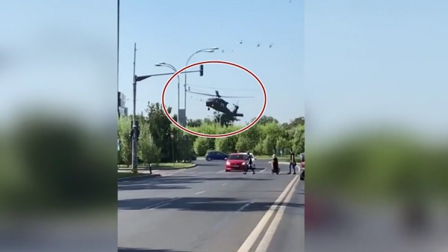 Video: Trực thăng Black Hawk của Mỹ phải hạ cánh khẩn giữa phố ở thủ đô Romania