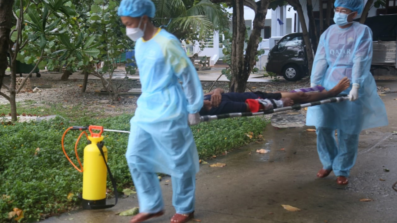 Trung tâm y tế Thị trấn Trường Sa cứu giúp ngư dân bị tai nạn lao động trên biển