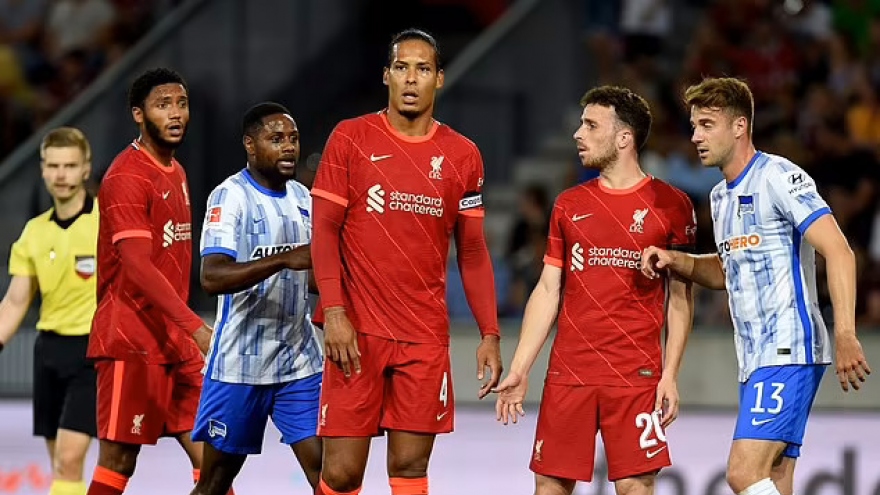 Van Dijk thành "gã hề" trong ngày trở lại, Liverpool thua Hertha Berlin