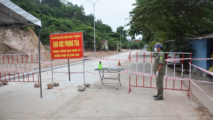 Xử phạt 4 người tụ tập xem bóng đá trong khu phong tỏa