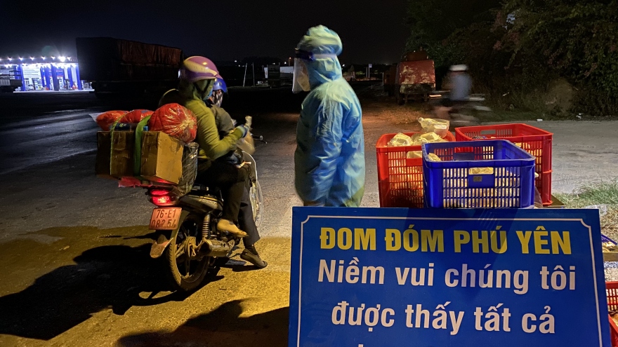 Ấm lòng chặng đường vượt hàng ngàn km bằng xe máy từ vùng dịch về quê