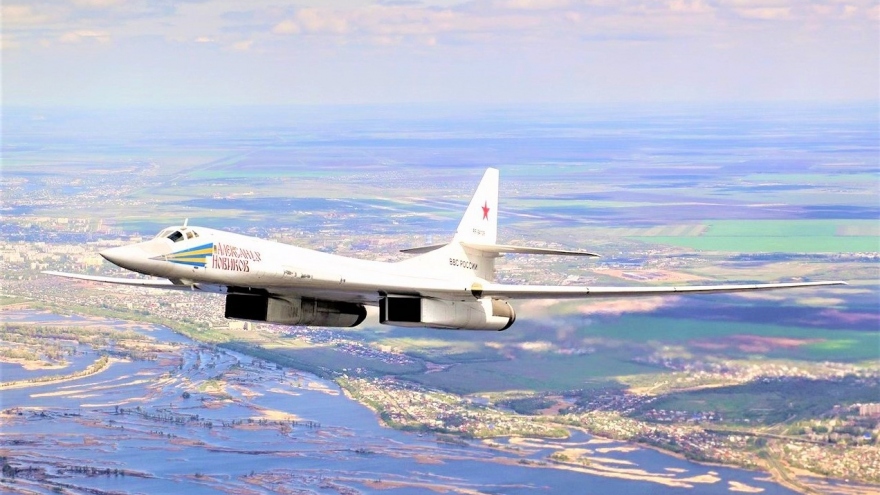 Máy bay ném bom hạng nặng siêu thanh Tu-160 của Nga đáng sợ như thế nào?