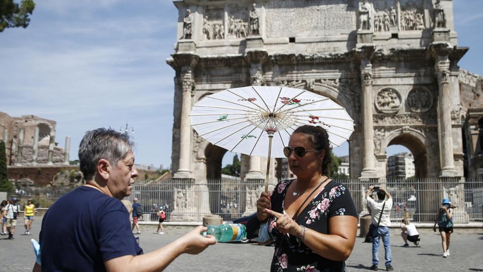 Du khách đổ về Rome bất chấp đợt nắng nóng bất thường