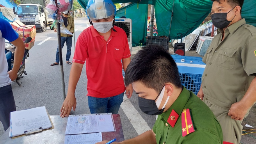 "Đội nắng" kiểm soát người ra đường ở chốt chống dịch ngoại thành Hà Nội 