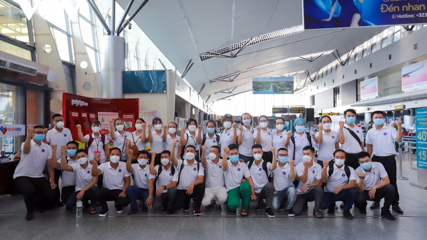 Medical staff depart for HCM City to support COVID-19 battle 
