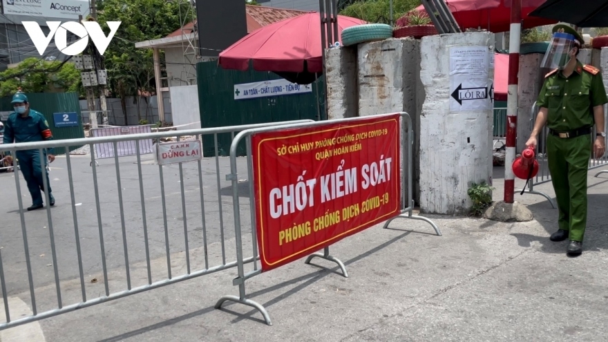 Experts: Hanoi should deliberate ending social distancing order