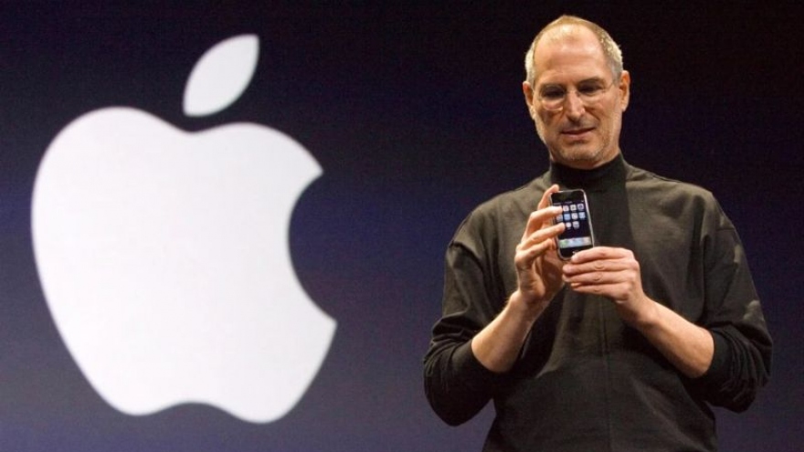 Steve Jobs bị Samsung chế nhạo là “người mặc áo cổ lọ”
