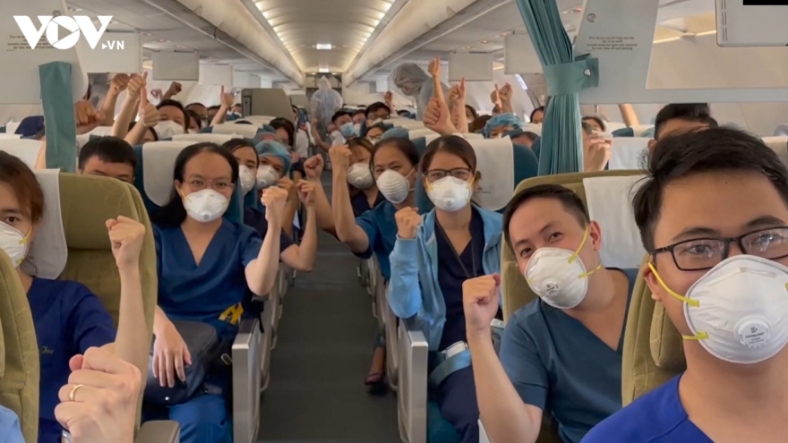 Hàng trăm y bác sĩ miền Trung tiếp tục vào Nam chống dịch