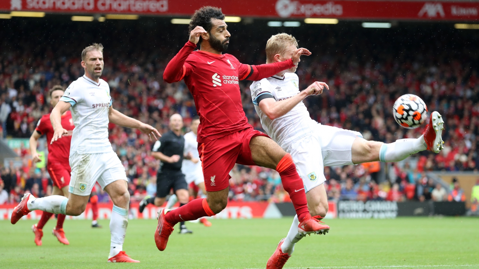 Kỷ lục gia Salah bị VAR từ chối bàn thắng, Liverpool thắng nhẹ 2-0 trước Burnley