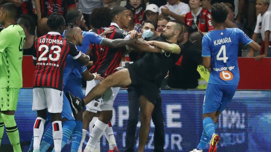 VIDEO: Cổ động viên Nice tấn công Dimitri Payet và các cầu thủ Marseille