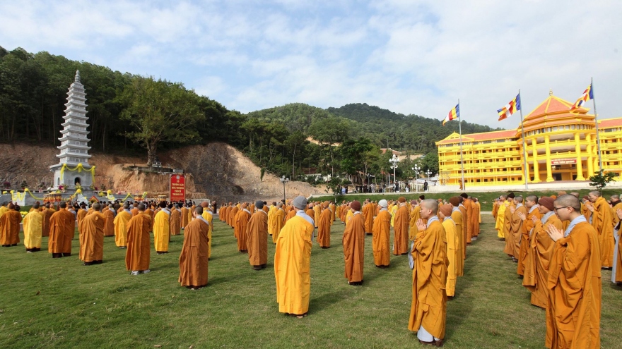 Hàng trăm tăng ni sinh xin tham gia tuyến đầu chống dịch