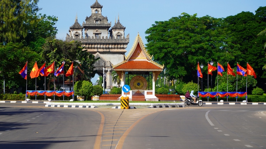 Vientiane rực rỡ cờ hoa trước thềm chuyến thăm Lào của Chủ tịch nước Nguyễn Xuân Phúc
