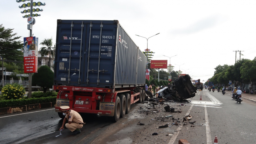 Xe container tông vào xe bơm bê tông ở Bình Phước, 3 người thương vong