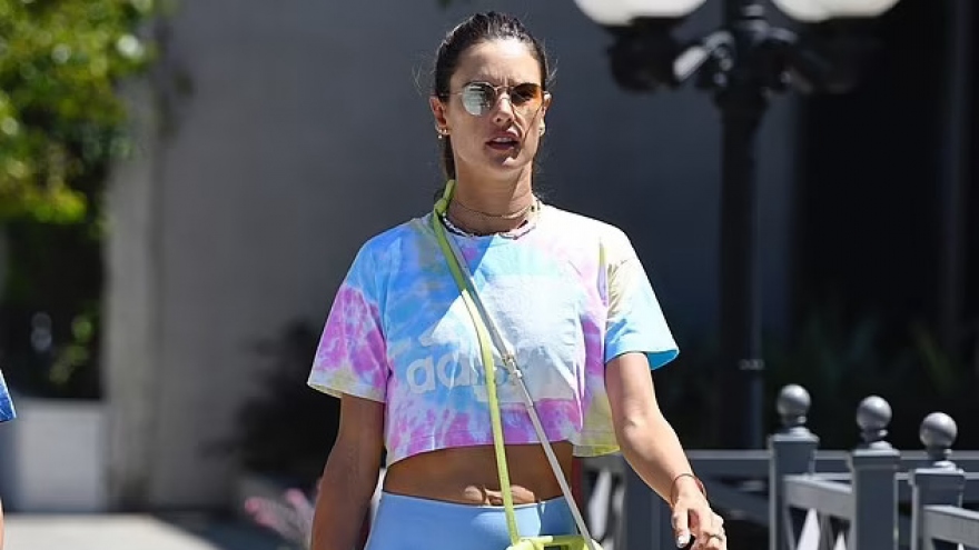 Cựu thiên thần Alessandra Ambrosio lộ "eo bánh mì" sau dịch Covid-19