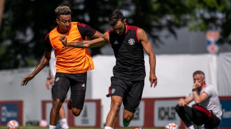 Jesse Lingard so kè với Bruno Fernandes trong buổi rèn quân của MU