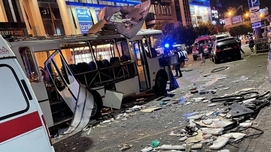 Xe buýt chở khoảng 30 hành khách nổ tung trên đường phố tại Nga