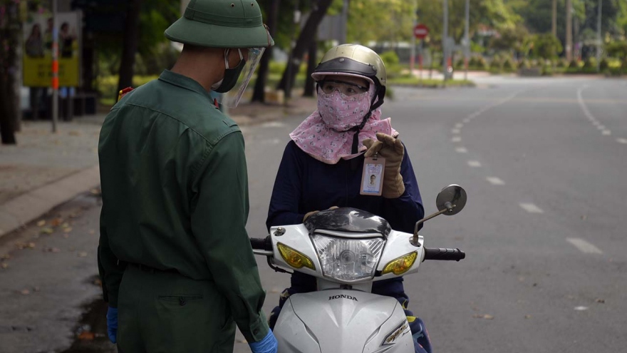 TP.HCM: Nhân viên siêu thị được phép ra đường