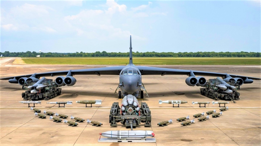 Kho vũ khí mới đáng sợ của máy bay B-52 | VOV.VN