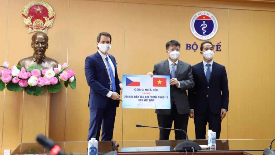 Việt Nam tiếp nhận hơn 250.000 liều vaccine COVID-19 do Séc trao tặng