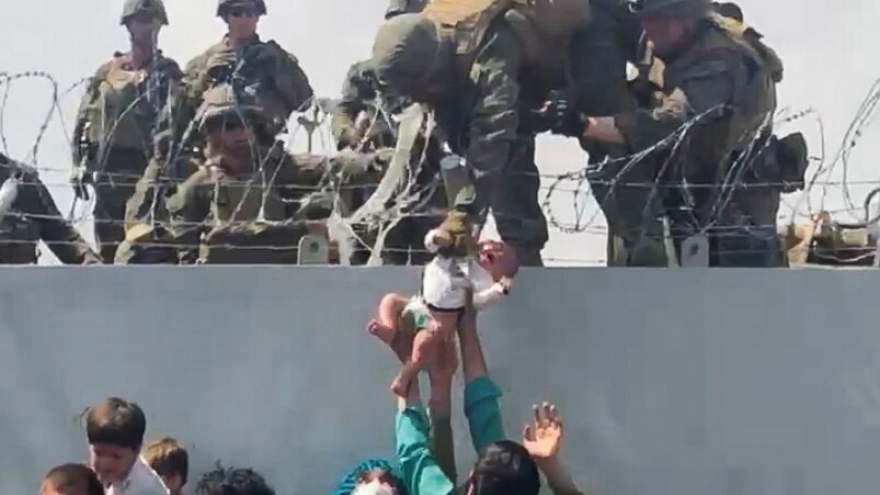 Lầu Năm Góc lên tiếng về video lính Mỹ đón em bé qua tường rào thép gai ở sân bay Kabul