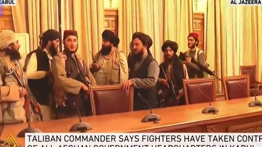 Video: Chiến binh Taliban cầm súng đứng ngồi, đi lại bên trong dinh tổng thống Afghanistan