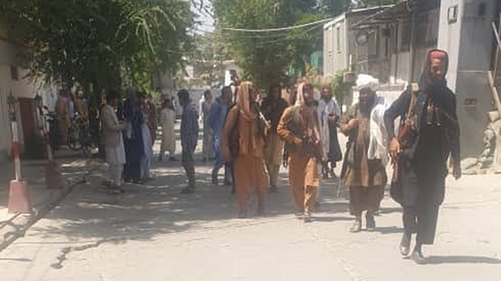 Taliban chiếm đài truyền hình hàng đầu Afghanistan, tịch thu vũ khí rồi lên sóng