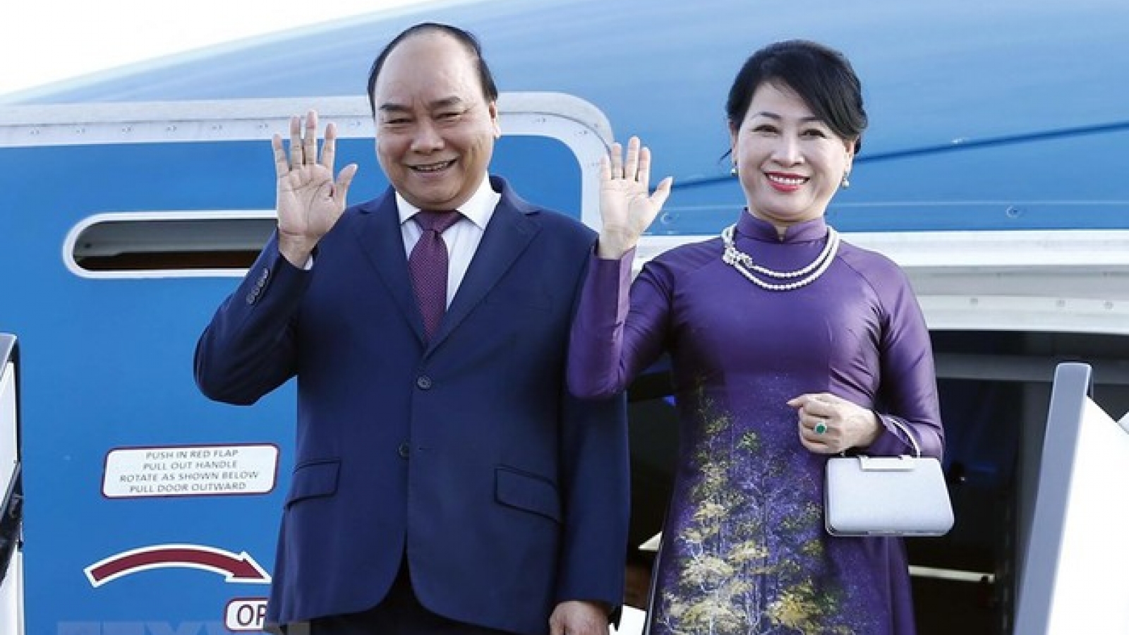 Chủ tịch nước và phu nhân lên đường thăm chính thức CHDCND Lào
