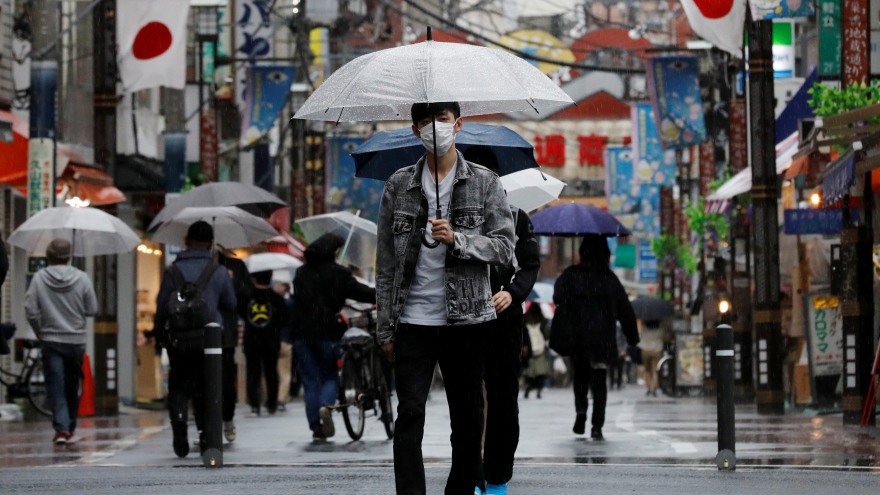Thống đốc Tokyo kêu gọi người dân hạn chế ra ngoài do mưa lớn và dịch Covid-19