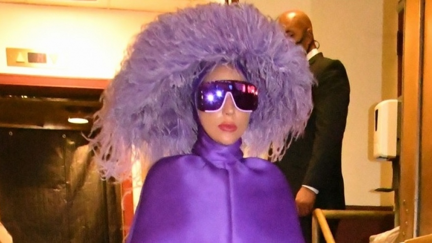 Lady Gaga diện đồ hiệu "độc lạ" đến nhà hát ở New York