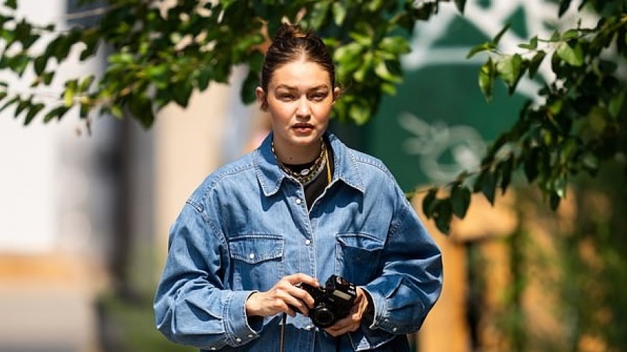 Gigi Hadid thể hiện niềm đam mê với nhiếp ảnh ngay trên phố