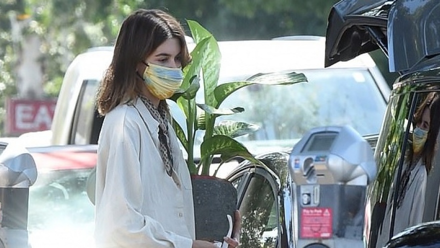 Kaia Gerber diện mốt "giấu quần" đi mua cây cảnh ở Los Angeles